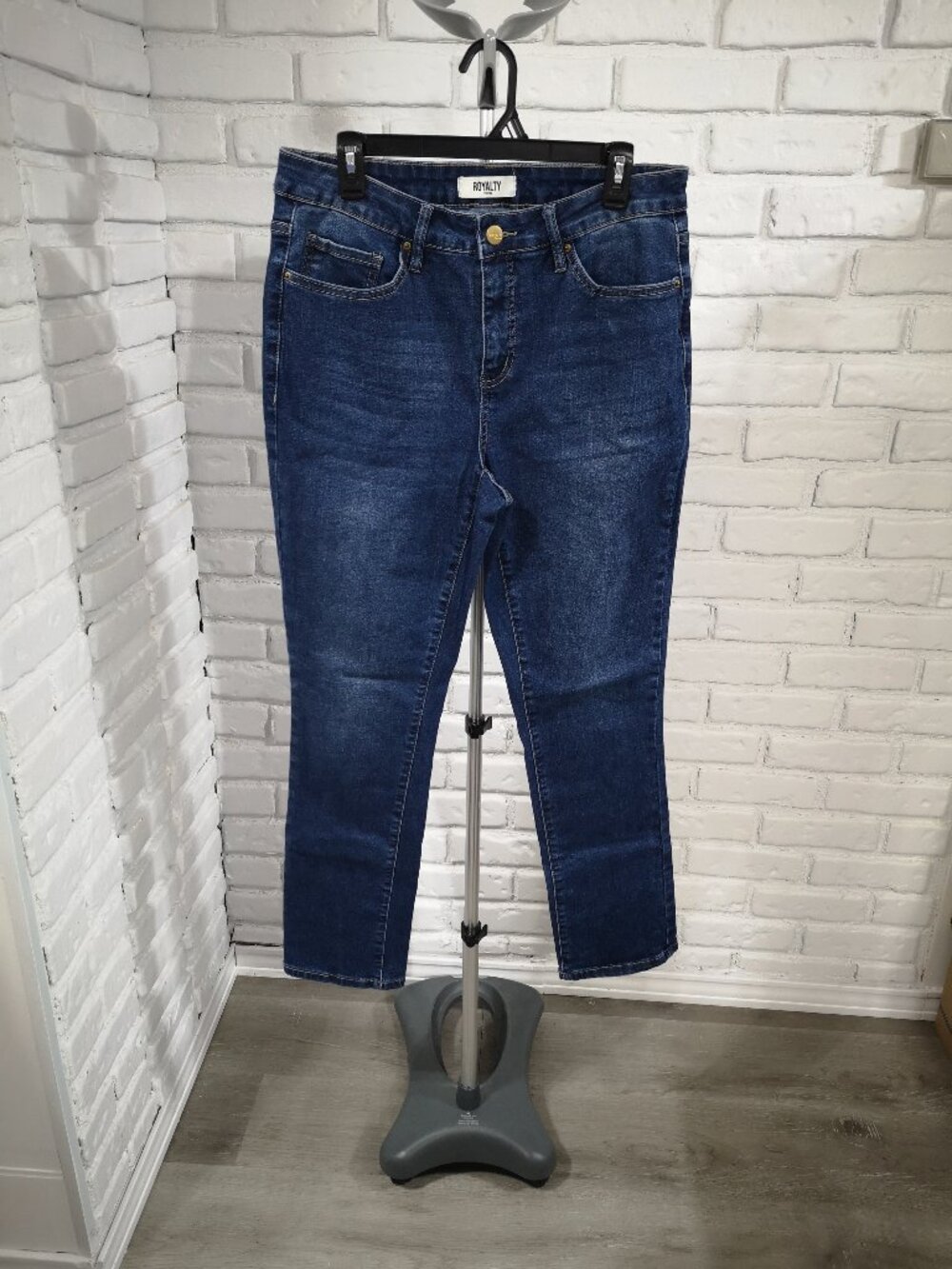 Royalty For Me Ladies Size 14W Medium Wash Zipper & Button Closure Blue Jeans
